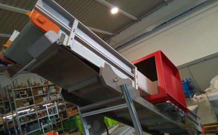 Transport von Stück- und Schüttgütern im Produktionsprozess inklusive “metallfreier Zone” zum Einbau eines Metalldetektors