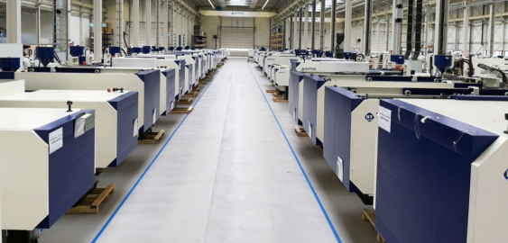 Haitian International hat sich durch den Aufbau globaler Netzwerke für Produktion, Montage und Vertrieb zumindest ein Stückweit von Unwägbarkeiten und Störfaktoren dieses Ausmaßes lösen können. Beispielsweise mit dem Stockmaschinen- und Ersatzteillager im bayerischen Ebermannsdorf, als europäisches Headquarter. „Das bislang umfangreichste Lager im dreistelligen Bereich“, wie Vertriebsleiter Niels Herz betont. „Aktuell stehen Spritzgießmaschinen der 3. Technologie-Generation mit Schließkräften von 400 – 10.800 kN bereit und sind kurzfristig lieferbar, inklusive Inbetriebnahme und kostenlosem Schulungsprogram.“ Die Auswahl umfasst die servo-hydraulischen Haitian-Baureihen „Mars“ und „Jupiter“ sowie die elektrischen Zhafir-Baureihen „Zeres“, so dass eine sehr große Bandbreite an Hightech-, Standard- oder Konsumartikeln und unterschiedliche Qualitätsanforderungen in der industriellen Kunststoffverarbeitung abgedeckt werden können. Technisch darauf abgestimmte Linearroboter der Marke Hilectro sind ebenfalls vorrätig, komplette Fertigungszellen kurzfristig realisierbar.