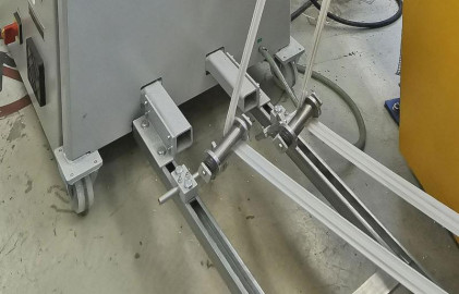 Um eine Zuführung der zu zerkleinernden Randstreifen schon ab Bodenhöhe zu ermöglichen, stattete Getecha die Schneidmühle RS 2404 E mit zusätzlichen Auslegern und Umlenkrollen aus. 