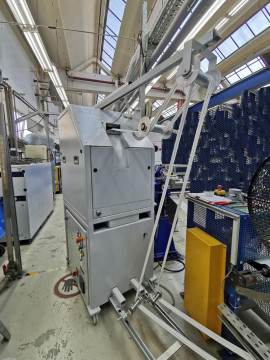 An einer Extrusionsanlage zur Herstellung von Antriebsriemen und Fördergurten zieht die Schneidmühle RS 2404 E von Getecha gleichzeitig zwei Randstreifen aus TPE oder TPU 50-95 Shore A ein und zerkleinert sie zu hochwertigem Mahlgut.