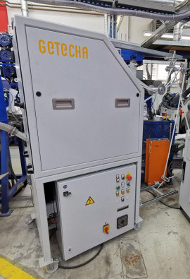 Auf Wunsch des Kunden erhielt die RS 2404 E von Getecha ein schallgedämmtes Maschinengestell mit integriertem Schaltschrank und Lenkrollen. Die mobile Einheit baut sehr schlank und lässt sich platzsparend direkt neben der Konfektionierungs- oder Extrusionslinie positionieren.