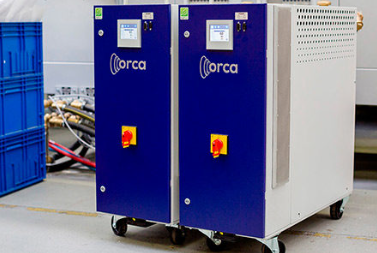 Sie arbeiten mit Wasser und können Wärme in den Prozess zu- oder abführen. Als „starker Motor“ unseres Systems sorgen die Geräte für eine exakte Temperatur und maximalen Durchfluss auf die Verteiler. Neben den Standard-Ausführungen haben wir auch optimal ausgelegte Temperiergeräte für jeden denkbaren Fertigungsprozess von 10 °C bis 350 °C im Angebot.