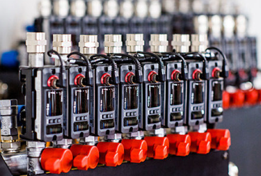 Orca 120 ist unser wartungsfreies System für Temperaturen bis 120 °C.
orca 120
Mittels Doppelultraschall-Sensortechnik wird der Durchfluss des Temperiermediums gemessen, um eine optimale Temperierleistung zu gewährleisten. Dabei zeigen Sensor und Steuerung auch Durchflussmengen an, die außerhalb der gewünschten Grenzwerte liegen. Durch eine installierte Alarmschnittstelle zur Maschine wird der Prozess gegebenenfalls unterbrochen.

Die Sensoren sind über IO-Link mit der Steuerung verbunden. Eine Einbindung in die Maschinensteuerung bis hin zu einer Vollintegration mittels OPC UA ist möglich. Die Geräte sind wie alle unsere Temperiergeräte mit einem intuitiven Touch-Display ausgerüstet.