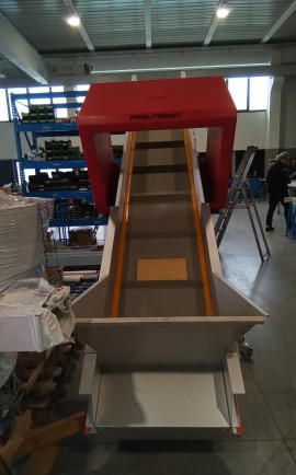 Transport von Stück- und Schüttgütern im Produktionsprozess inklusive “metallfreier Zone” zum Einbau eines Metalldetektors