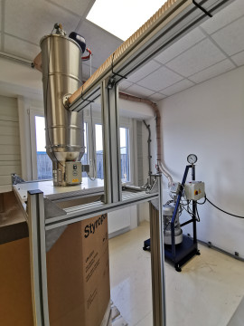 Firma Lechner RS 45090
900 Kg pro Stunde 
Absaugstation
Schalldämmung
Fördergebläse