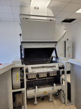 Firma Lechner RS 45090
900 Kg pro Stunde 
Absaugstation
Schalldämmung
Fördergebläse