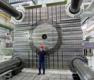 Größenvergleich von Aufspannplatte der Jupiter 88000 mit HAITIAN-Mitarbeiter