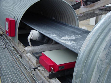 EINPLATTEN-METALLDETEKTOR ZUM EINBAU IN FÖRDERBÄNDER, SCHWINGFÖRDERRINNEN UND MATERIALRUTSCHEN
