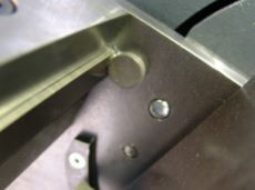 Scherenschnitt mit konstanten Rotorschneidkreis
Festmesser gegen gehärteteten Anschlag montiert
Rotormesser außerhalb des RotoSchneiders einstellbar
Messereinstelllehre im Lieferumfang enthalten