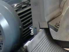 Messer nach dem Schleifen einfach einbauen und der Schneidspalt stimmt
Messer im Scherenschnitt angeordnet
