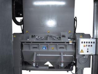 Hohe Produktivität, exzellente Ergonomie
Trichter und Mahlraum werkzeuglos zu öffnen
Siebhalter zum Herausrollen
schnelle Reinigung durch glatte, allseits bearbeitete Oberflächen
hohe Energieeffizienz durch Schnittgeometrie und EnergySave Motorcontroller