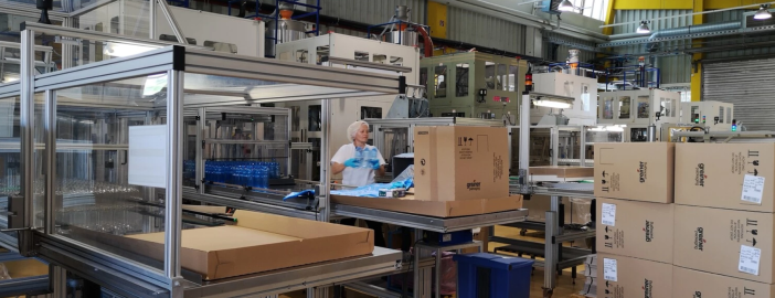 Trocknen ohne Trockenmittel
Es gibt einen großen Unterschied zwischen der Vakuumtrocknungstechnologie und einem herkömmlichen Trockenmitteltrockner.

Herkömmliche Trocknungsmethoden zirkulieren stundenlang heiße Luft um, um Feuchtigkeit aus dem Pellet zu entfernen. Die gesättigte Luft wird dann unter Verwendung eines Molekularsiebs (eines hygroskopischen Trocknungstrocknungsmittels) entfeuchtet, bevor sie als trockene Luft in den Prozess zurückgeführt wird.

Da das Trockenmittel regelmäßig regeneriert werden muss, benötigen moderne Trockenmitteltrockner zwei oder mehr austauschbare Molekularsiebpatronen.

Ein Vakuumtrockner benötigt jedoch kein Trockenmittel. Die Technologie nutzt das einfache physikalische Prinzip, dass der Siedepunkt von Wasser abnimmt, wenn der Luftdruck verringert wird. Bei einem Vakuum von 90 Prozent wird der Siedepunkt von 100 ° C durch atmosphärischen Druck auf 56 ° C gesenkt. Wenn das vorgewärmte Material in ein Vakuum gebracht wird, verdunstet die Feuchtigkeit schnell aus dem Material und wird an die umgebende Vakuumatmosphäre abgegeben.