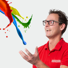 Movacolor ermöglicht die Flüssigdosierung mit dem Flüssigkeitsdosiergerät MCLiquid. Das MCLiquid steht für die genaue Dosierung von Flüssigfarbstoffen bei Spritzguss- oder Extrusionsanwendungen. Diese gravimetrische Dosieranlage beweist, dass sich eine effiziente Färbung mit flüssigen Farbstoffen positiv auf einen stabilen und qualitativ hochwertigen Produktionsprozess auswirkt. Das Ergebnis: Deutliche Einsparungen bei den flüssigen Farbstoffen und ein hochwertiges Endprodukt